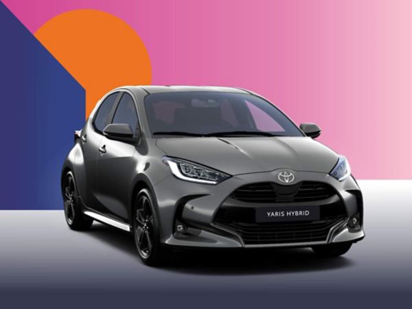 Ein grauer Toyota Yaris Hybrid Teamplayer auf einem bunten Hintergrund.