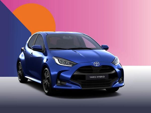 Ein blauer Toyota Yaris Hybrid Teamplayer auf einem bunten Hintergrund.