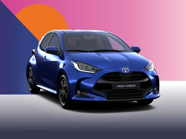 Ein blauer Toyota Yaris Teamplayer auf einem bunten Hintergrund.