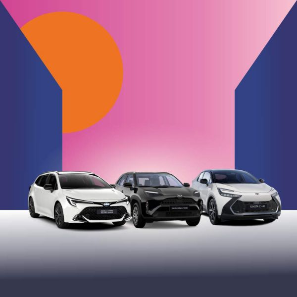 Drei Toyota Fahrzeuge stehen nebeneinander auf einem bunten Hintergrund.