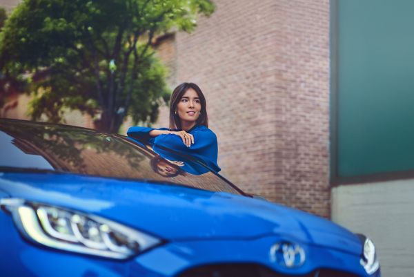 Kobieta opierająca się o swoją Toyotę Yaris