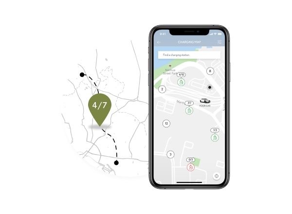 Ein Smartphone auf dessen Display die Lexus App eine Charging Map anzeigt