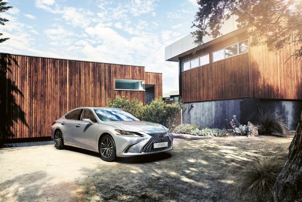 Zijaanzicht van een zilvere Lexus ES 300h