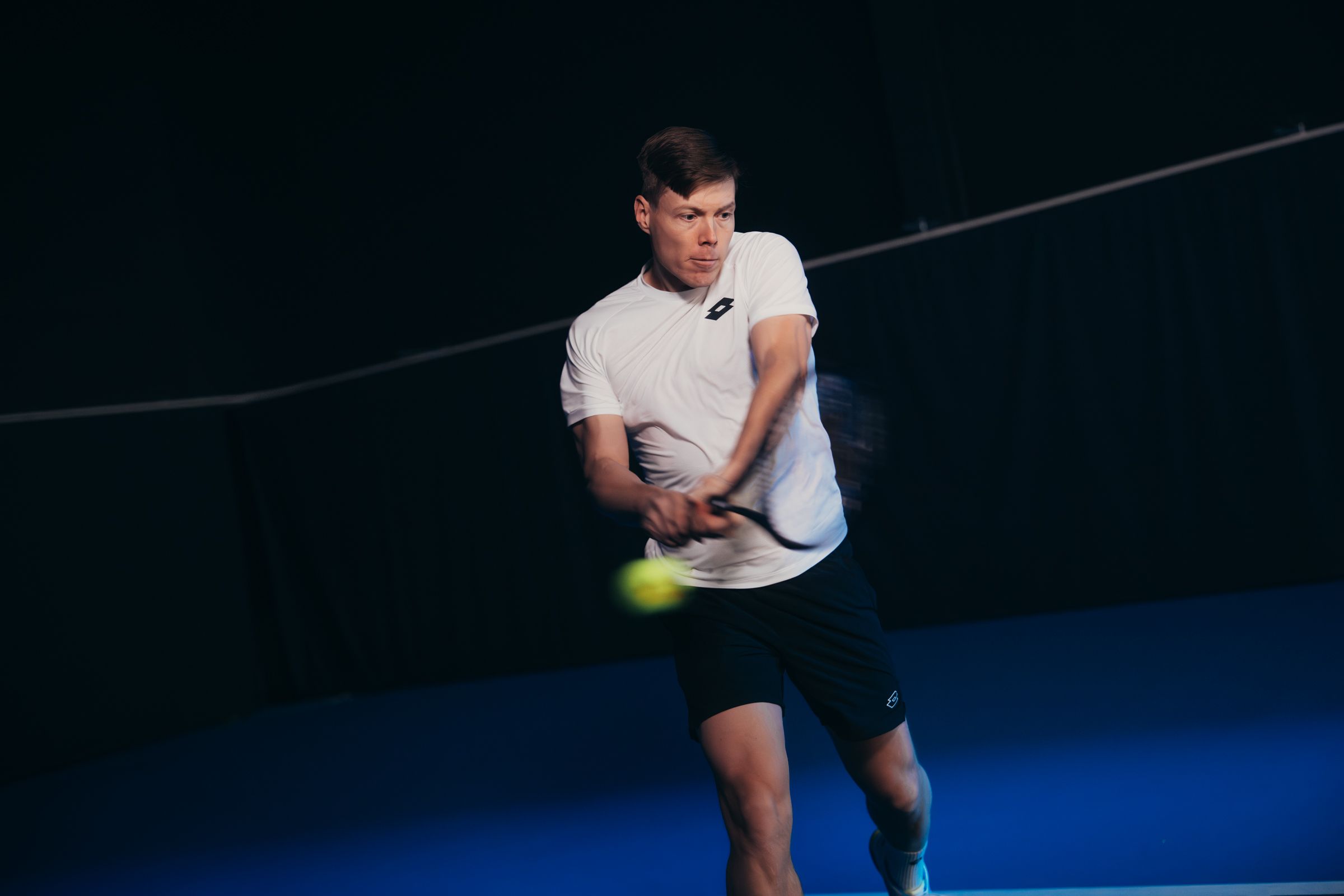 Harri Heliövaara lyö tennispalloa