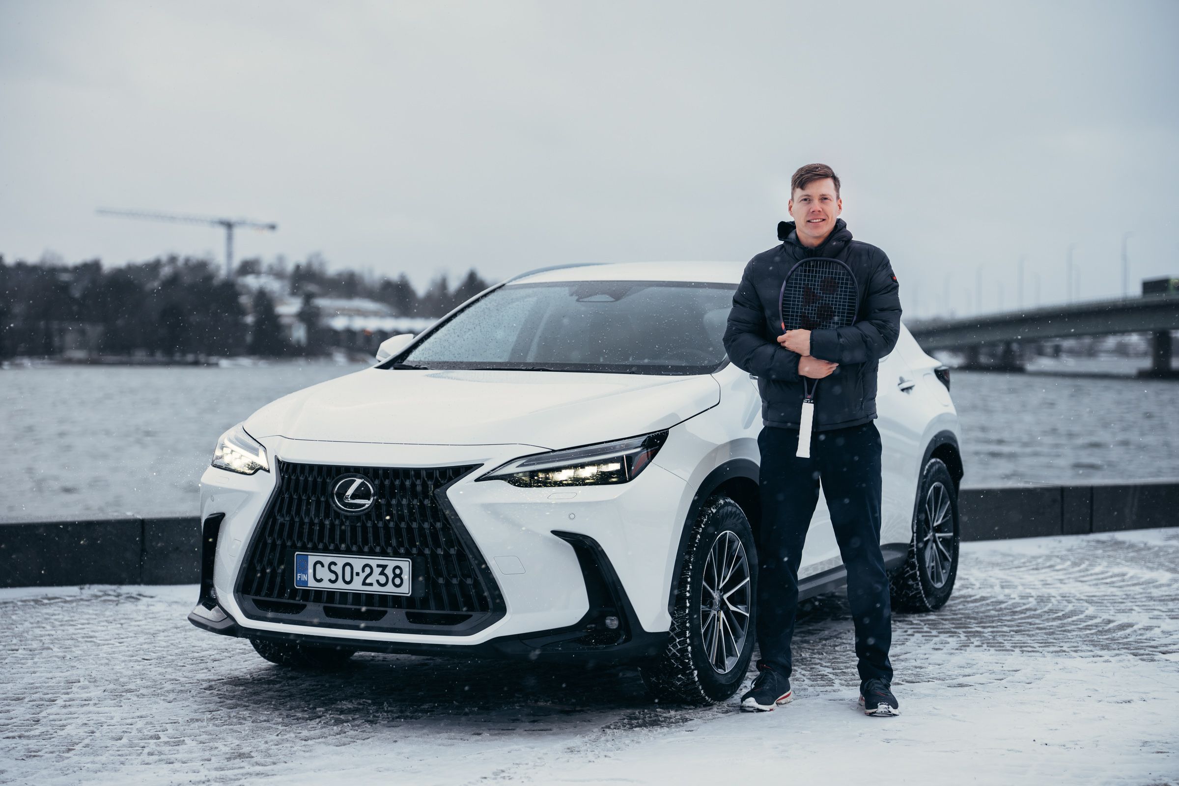 Harri Heliövaara seisoo Lexuksen edessä