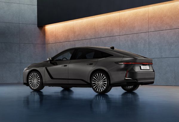 Lexus ES 350e driekwart achterkant moderne omgeving