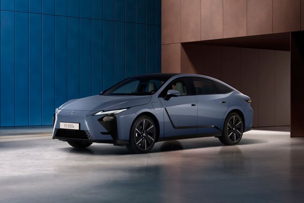 Lexus ES 500e driekwart zijaanzicht gebouw