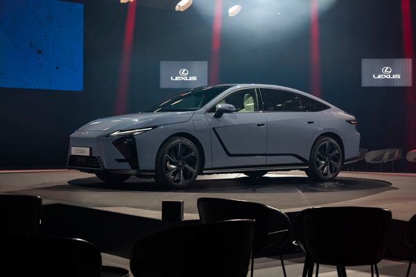 Lexus ES 500e première op podium zijkant