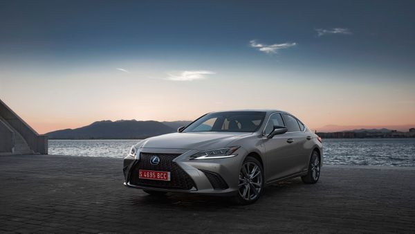 LÜKS LEXUS ES HYBRİD’DEN DÜŞÜK YAKIT TÜKETİMİ REKORU