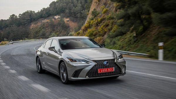 LÜKS LEXUS ES HYBRİD’DEN DÜŞÜK YAKIT TÜKETİMİ REKORU