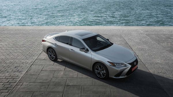 LÜKS LEXUS ES HYBRİD’DEN DÜŞÜK YAKIT TÜKETİMİ REKORU
