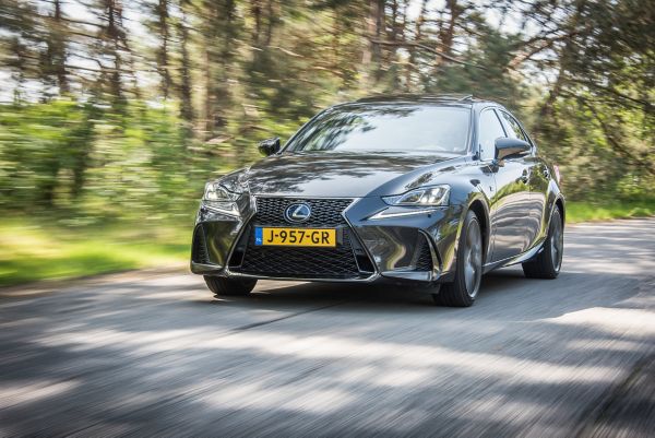 Lexus IS 300h F Sport exterieur voorzijde rijdend