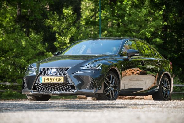 Lexus IS 300h F Sport exterieur voorzijde