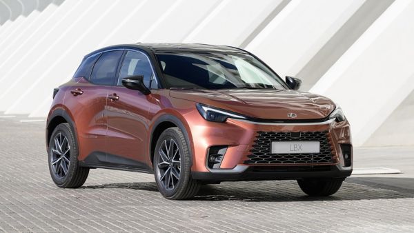 Lexus, LBX, bruin, exterieur, driekwart, linksvoor
