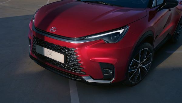 Lexus, LBX, exterieur, driekwart, rechtsvoor
