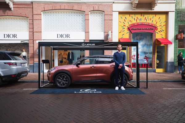 Lexus LBX,exterieur,in showroom Amsterdamse PC Hooftstraat,zijaanzicht met persoon