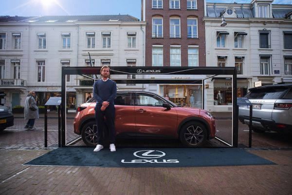 Lexus LBX,exterieur,in showroom Amsterdamse PC Hooftstraat,zijaanzicht met persoon