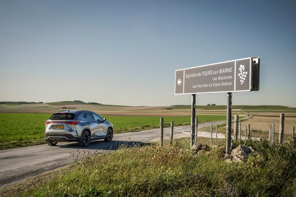 Lexus NX 450h+ achterkant schuin rijdend champagnestreek