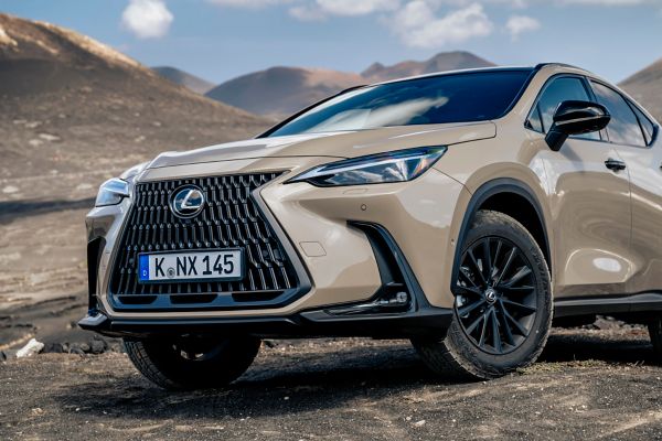 Lexus NX Overtrail, exterieur, detail, linker voor aanzicht, kleur Moon Desert Static, in bergachtig gebied