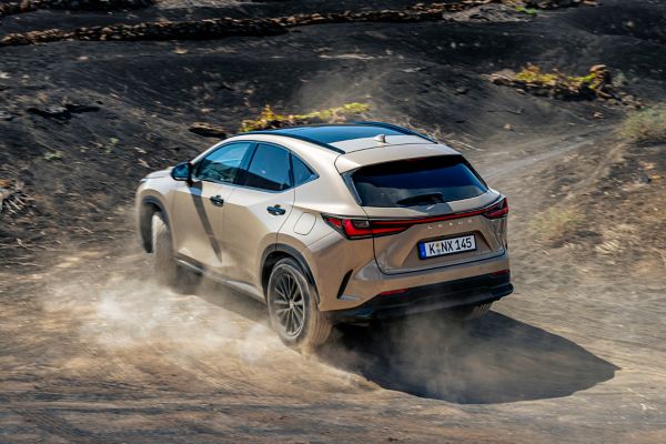 Lexus NX Overtrail, exterieur linker achter aanzicht, kleur Moon Desert Static, driftend in bergachtig gebied
