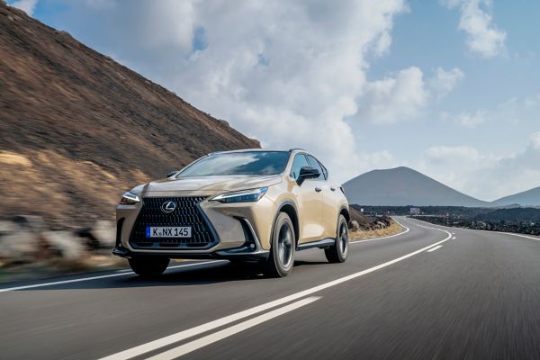 Lexus NX Overtrail, exterieur, linker voor aanzicht, kleur Moon Desert Static, in bergachtig gebied op verharde weg