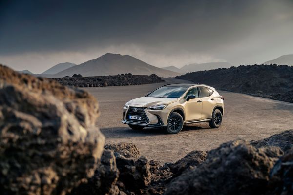 Lexus NX Overtrail, exterieur, linker zijaanzicht, kleur Moon Desert Static, in woestijn berg gebied