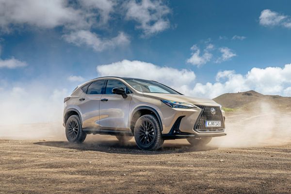 Lexus NX Overtrail, exterieur, rechter voor aanzicht, kleur Moon Desert Static, in stofwolk met berg