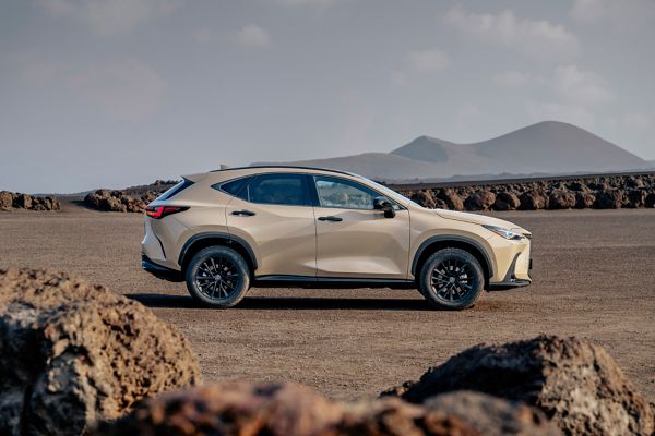 Lexus NX Overtrail, exterieur, rechter zij aanzicht, kleur Moon Desert Static, in woestijn berg gebied