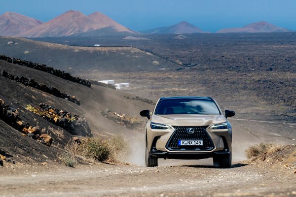 Lexus, NX, Overtrail, exterieur, vooraanzicht, vulkanisch, landschap