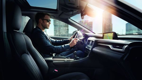 Lexus-RX-interieur-man-stuur-stoel