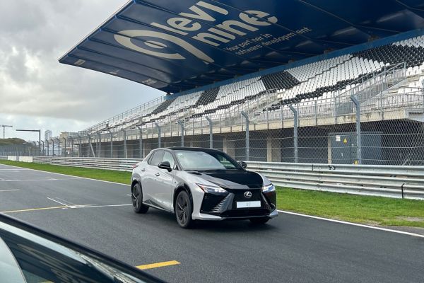 Lexus, RZ, 2025, exterieur, driekwart, linksvoor