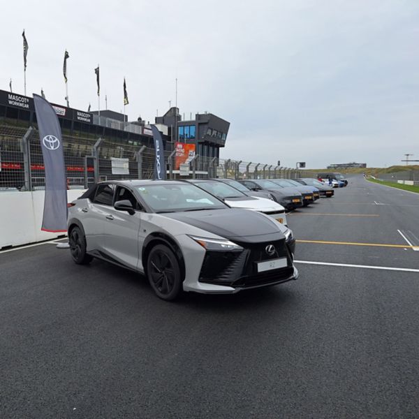 Lexus, RZ, 2025, exterieur, driekwart, rechts voor