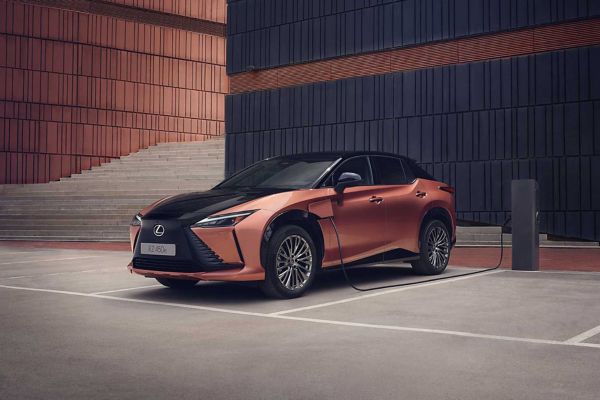 Lexus RZ 450e 2025 exterieur schuinvoor