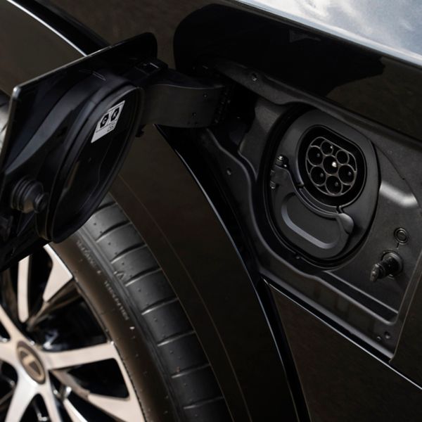 Lexus RZ 500e 2025 Luxury Graphite Black close-up laadaansluiting