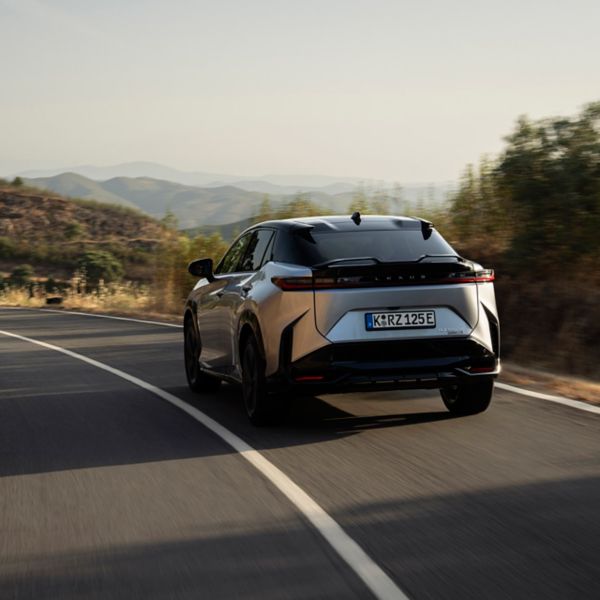 Lexus RZ 500e F SPORT 2025 Sonic Platinum achterkant rijdend