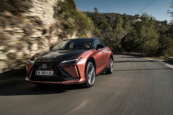 Lexus, RZ, One, Motion, Grip, exterieur, koperkleurig, rijdend, vooraanzicht