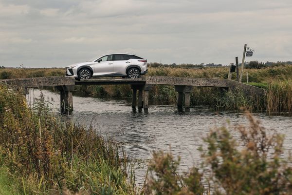 Lexus RZ300e zijaanzicht rijdend in natuurgebied Elfstedentocht zonder klunen