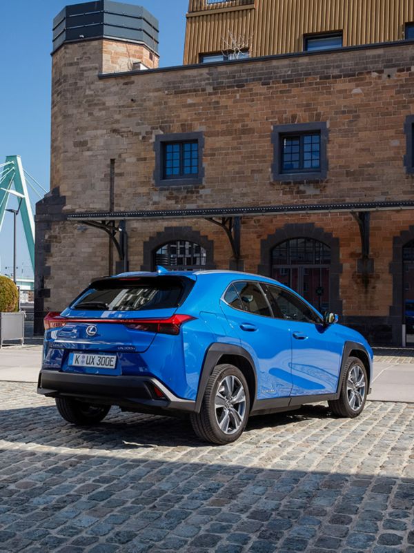 Markante nieuwe UX 300e electric luidt elektrisch tijdperk in bij Lexus