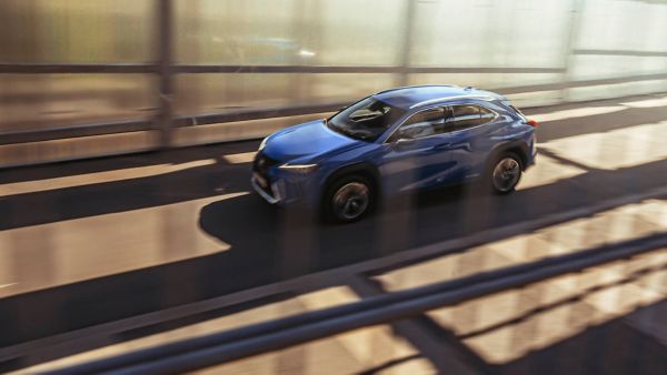 Lexus-UX-300e-exterieur-zijkant-blauw