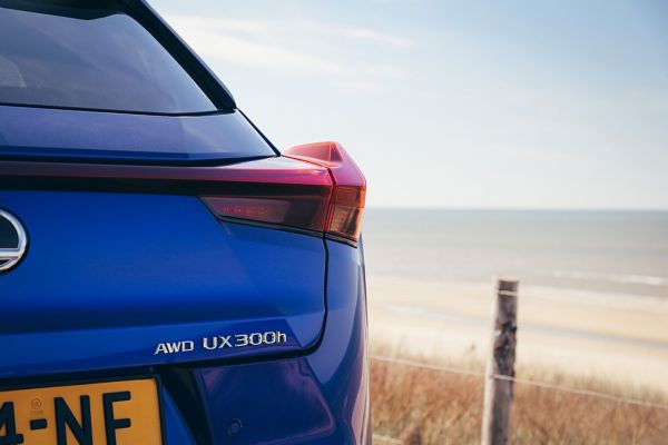 Lexus, UX, 300h, exterieur, driekwart, linksachter, close up