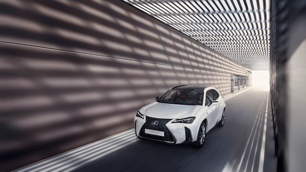 Lexus UX, F sport, exterieur, schuin voor, wit, rijdend