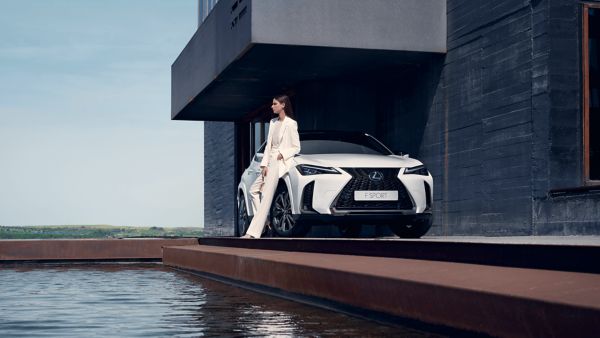 Lexus UX, F sport, exterieur, voorkant, wit, vrouw