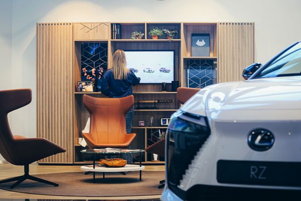 Lexus dealer Utrecht touchscreen