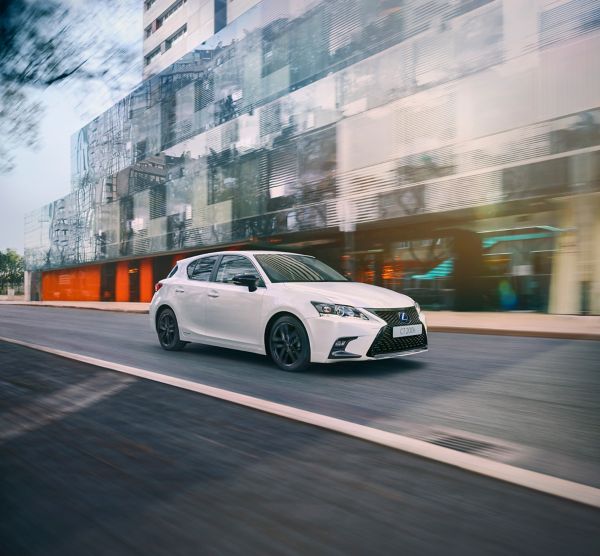 Vooraanzicht van een witte Lexus CT