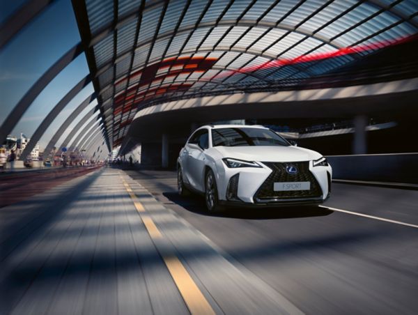 Vooraanzicht van een witte Lexus UX