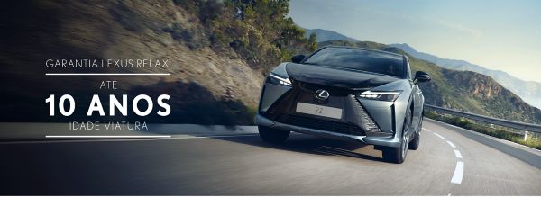 Lexus RZ a circular numa estrada montanhosa