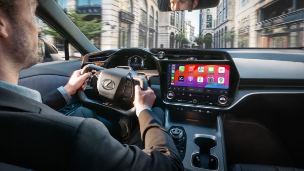 Vyras, vairuojantis Lexus automobilį