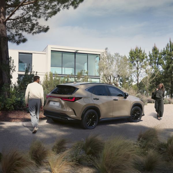 Lexus NX 450h+ overtail over de weg