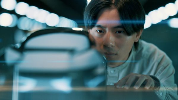 Um homem a olhar para um modelo Lexus