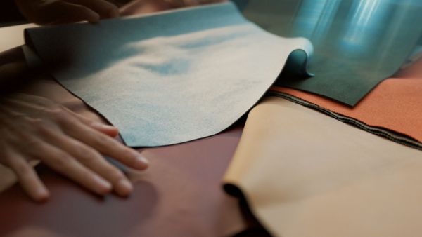 Uma pilha de tecido sobre uma mesa